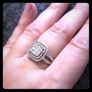 325 Silver ring with tiny diamonds in the middle